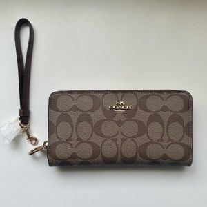 Authentic coach wallet new with tag